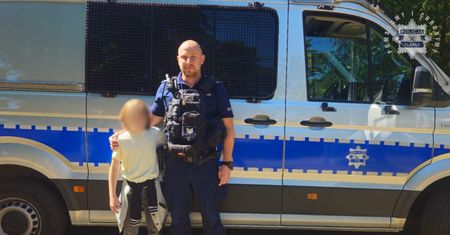 Policjant uratował życie dzieciom. Został bohaterem