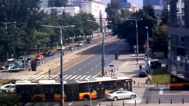 Mercedesem bez prawa jazdy prosto w autobus 1