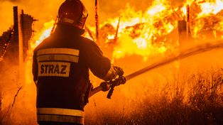 Akcja strażaków w Milczanach. Paliło się ocieplenie budynku