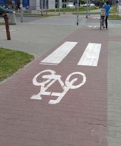 Drodzy rowerzyści: to pieszy ma pierwszeństwo na przejściu dla pieszych [LIST]