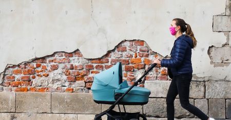 Znoszenie obostrzeń. Co z noszeniem maseczek? Czy trzeba nosić maseczki?