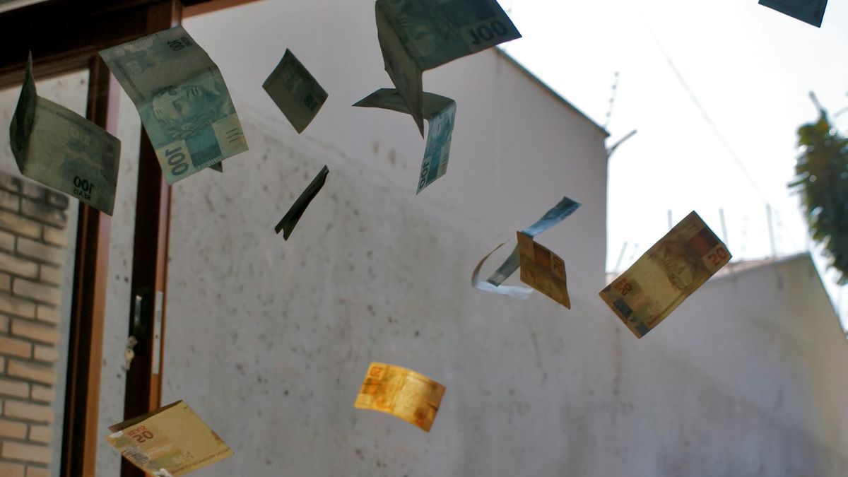 Pieniądze zaczęły dosłownie spadać z nieba 