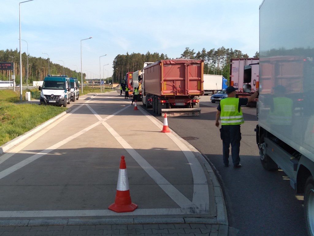 Policja kontrolowała kierowców jednego za drugim. Podano efekt