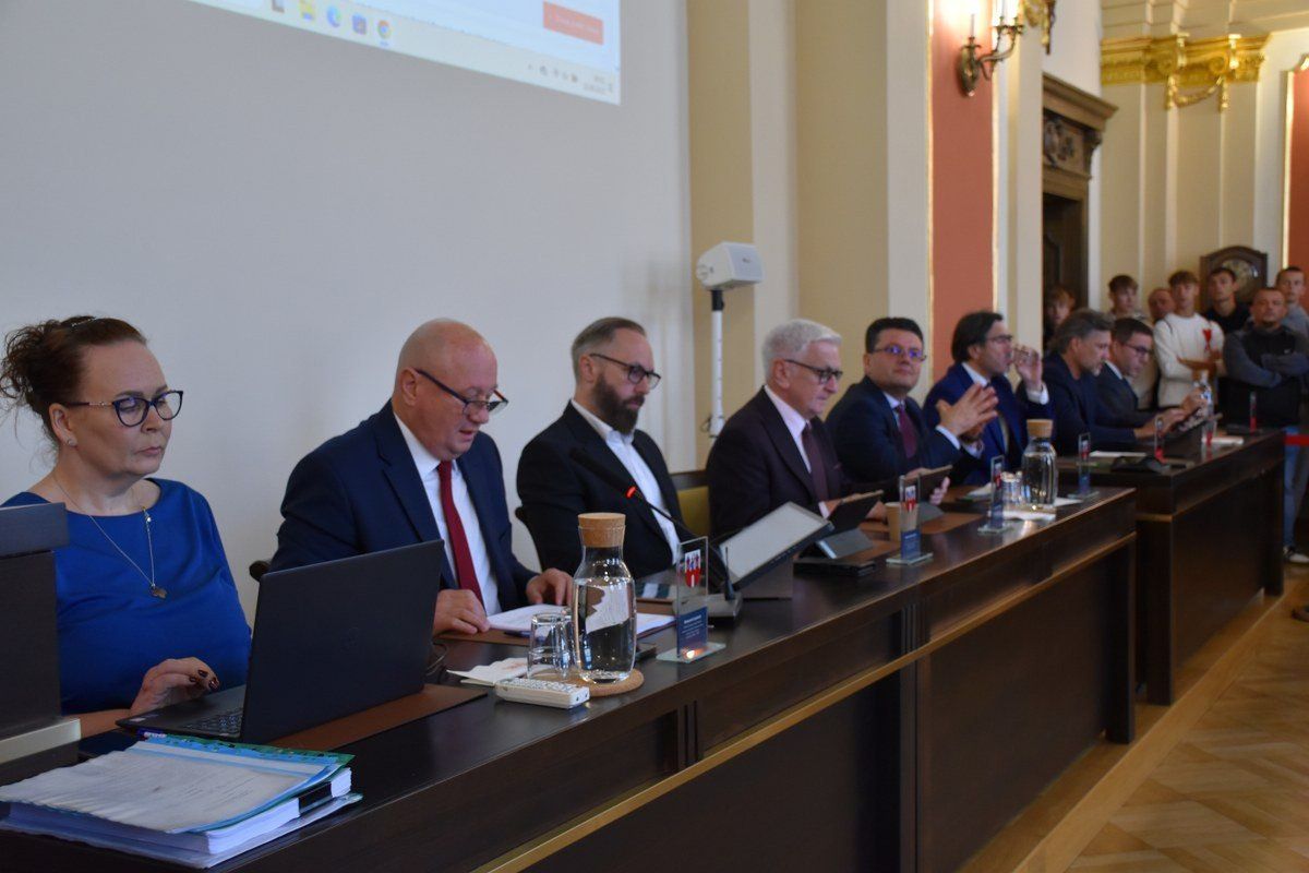 Samorząd miasta zamierza przekształcić Zespół Szkół nr 9 w Kaliszu i przenieść VII Liceum Ogólnokształcące Szkołę Mistrzostwa Sportowego. Podczas czwartkowej tym decyzją sprzeciwiali się uczniowie, nauczyciele i rodzice.