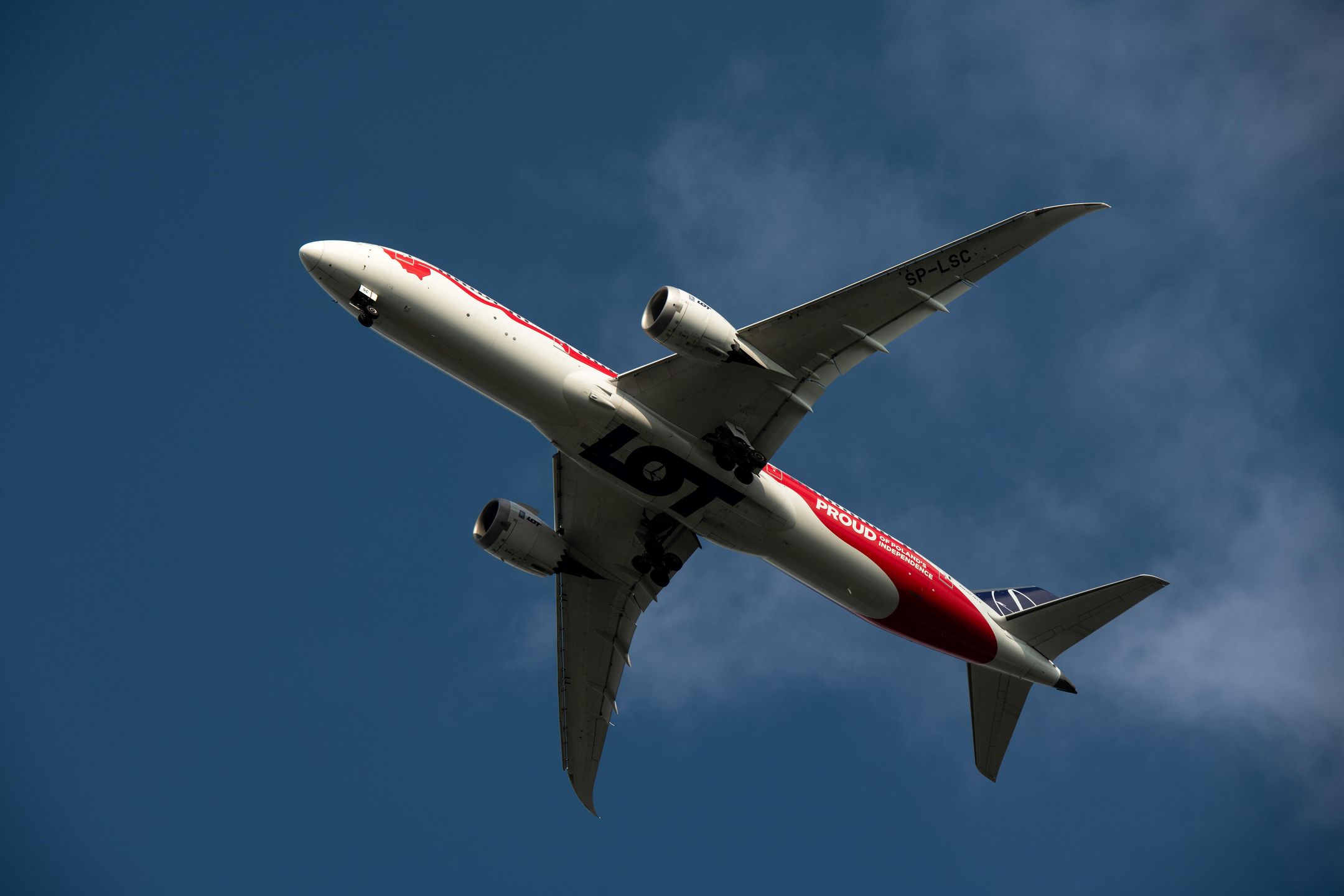 samolot
Warszawa, 06.08.2024. Samolot pasa�erski LOT nr SP-LSC  - Boeing 787-9 Dreamliner nad ulic� Pu�awsk� tu� po starcie z lotniska Ok�cie, 6 bm. PAP/Micha� Zieli�ski
Micha� Zieli�ski
PLL LOT, Warszawa, b��kitne niebo, dwa silniki odrzutowe, dwusilnikowy, jet, leci samolot, lotnictwo cywilne, lotnictwo pasa�erskie, niebieskie niebo, niski pu�ap lotu, nisko przelatuj�cy samolot, odrzutowiec pasa�erski, przelot samolotu, samolot cywilny, samolot na niebie, samolot odrzutowy, samolot pasa�erski, samolot po starcie, samolot rejsowy, statek powietrzny, s�oneczna pogoda