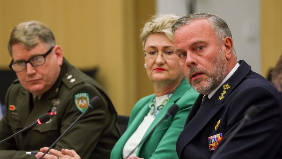 NATO Military Committee press conference ahead of Vilnius summit
epa10723404 Chair of the NATO Military Committee, Admiral Rob Bauer (R) Nato Spokesperson Oana Lungescu (C) and the SHAPE Deputy Chief of Staff Operations, Major General Matthew Van Wagenen (L) during a press briefing on the integration of NATO and national military planning ahead of the NATO Summit in Brussels, Belgium, 03 July 2023. A NATO Heads of State Summit will take place in Vilnius 11 and 12 July.  EPA/OLIVIER HOSLET 
Dostawca: PAP/EPA.
OLIVIER HOSLET