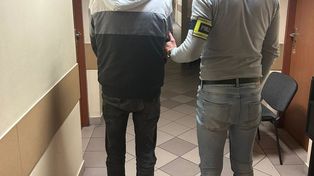 Sprzedawca wezwał policję do agresywnego klienta. Okazało się, że wcześniej sam go pobił