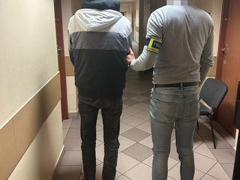 Sprzedawca wezwał policję do agresywnego klienta. Okazało się, że wcześniej sam go pobił