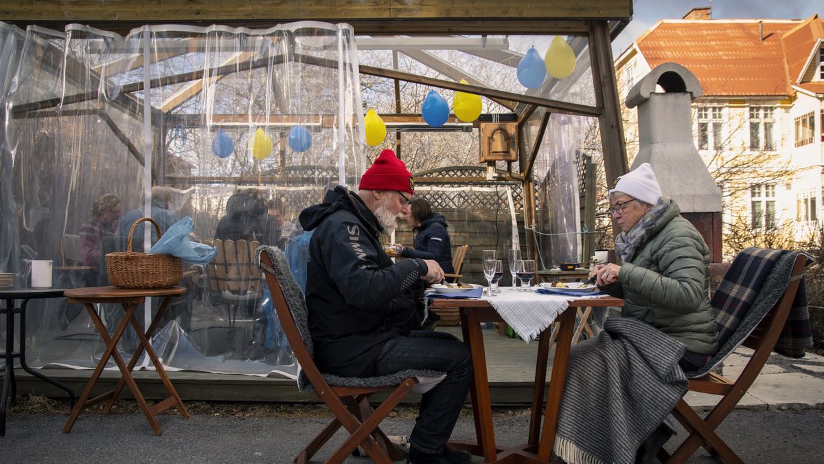 Szwecja odchodzi od swojej łagodnej strategii walki z koronawirusem. 