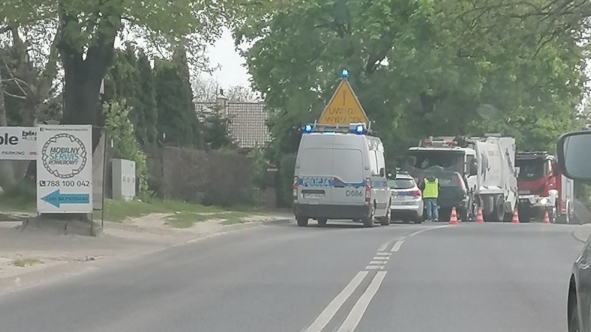 Honda wjechała w śmieciarkę na ul. Wyzwolenia