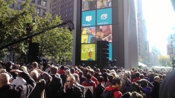 Gigantyczny telefon z Windows Phone w środku Nowego Jorku 1