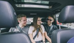 Dzielenie się przejazdami odkorkowuje miasta i jest dobre dla środowiska. Ekspert: ten model może sprawdzić się w Polsce