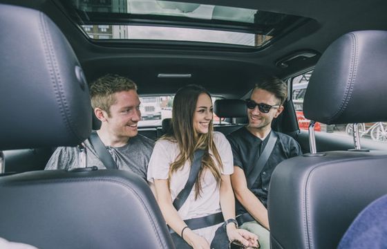 Dzielenie się przejazdami odkorkowuje miasta i jest dobre dla środowiska. Ekspert: ten model może sprawdzić się w Polsce