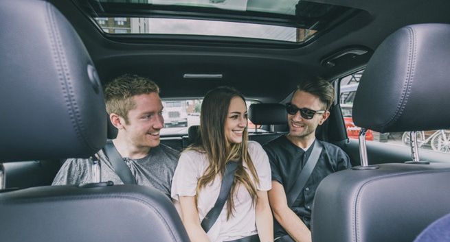 Dzielenie się przejazdami odkorkowuje miasta i jest dobre dla środowiska. Ekspert: ten model może sprawdzić się w Polsce