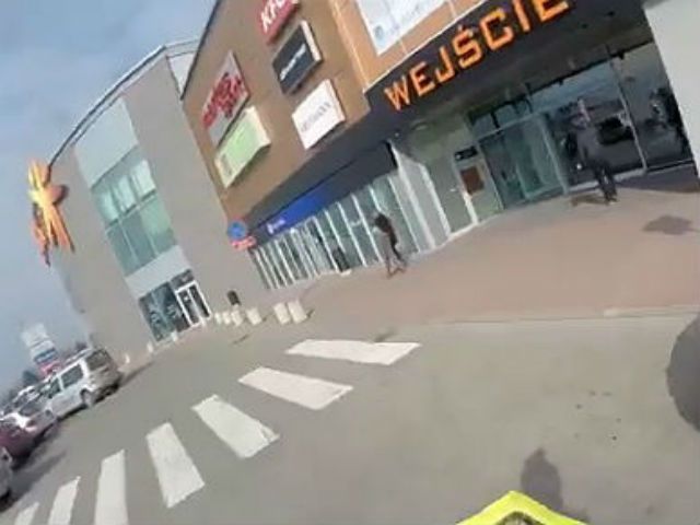 Na motorze przejechali przez tarnowską galerię handlową. Unikną kary?