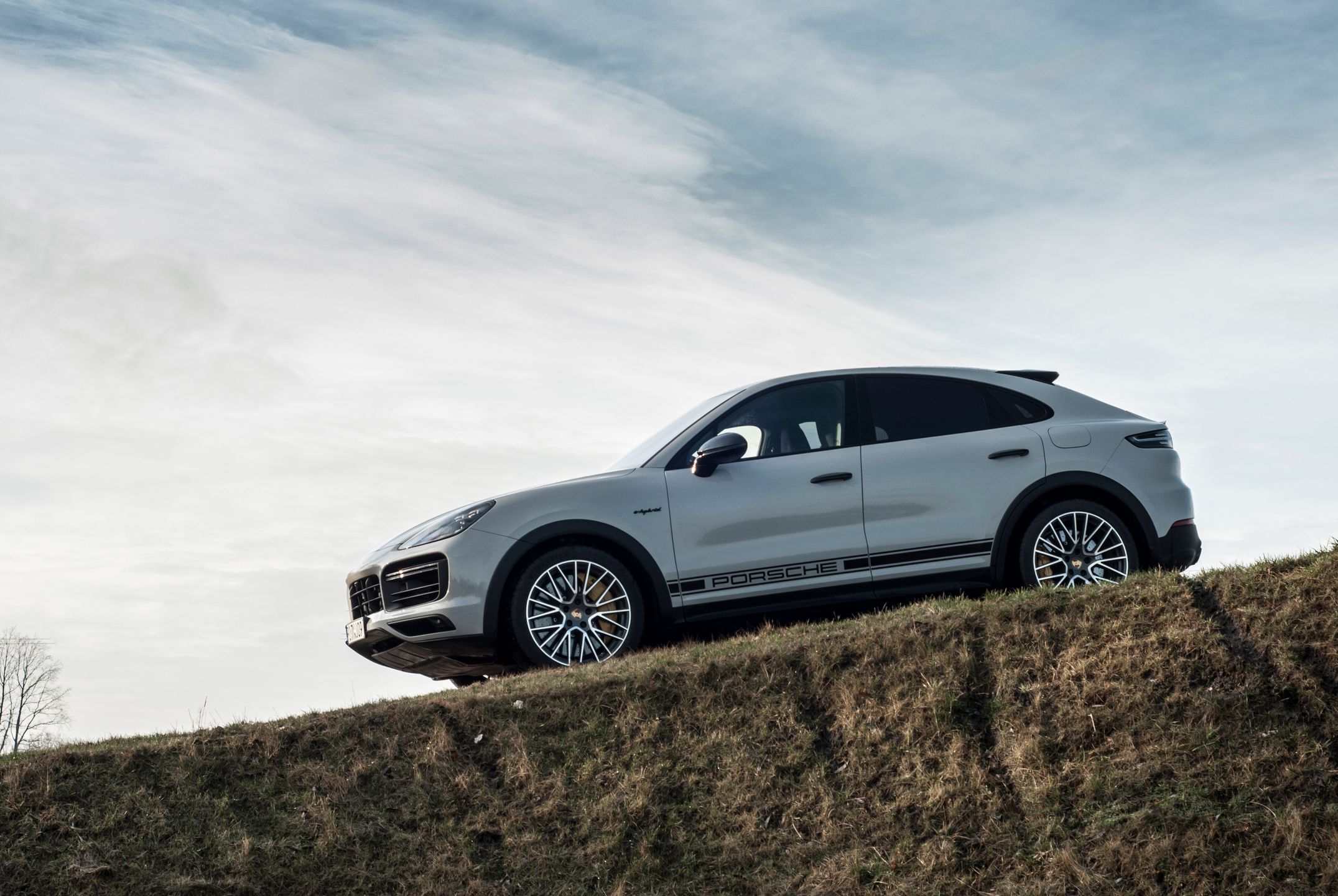 Istnieje legenda, że ktoś kiedyś wjechał Cayenne Coupe w teren i to nie w ramach testu prasowego. W razie potrzeby auto ma aż 5 trybów do jazdy po nierównościach