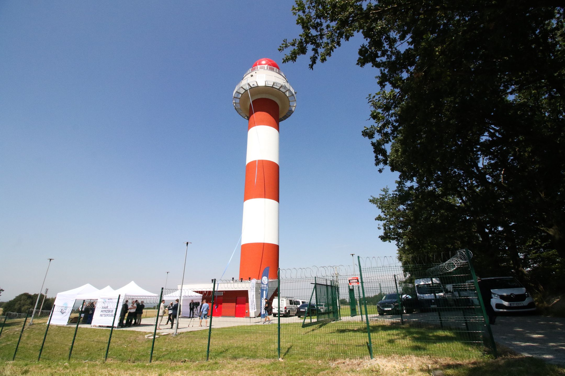Góra Świętej Anny, 22.07.2024. Inauguracja pracy najnowszego radaru meteorologicznego działającego w sieci POLRAD, 22 bm. na Górze Świętej Anny. (aldg) PAP/Krzysztof Świderski