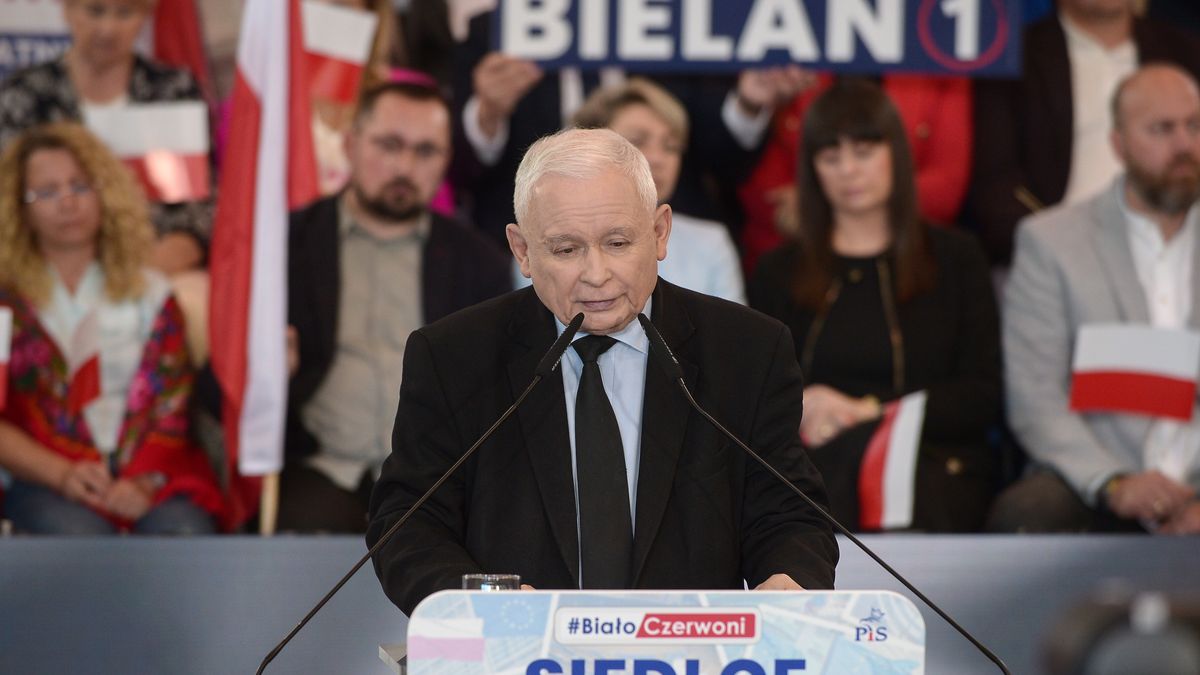 Jarosław Kaczyński na mównicy w Siedlcach