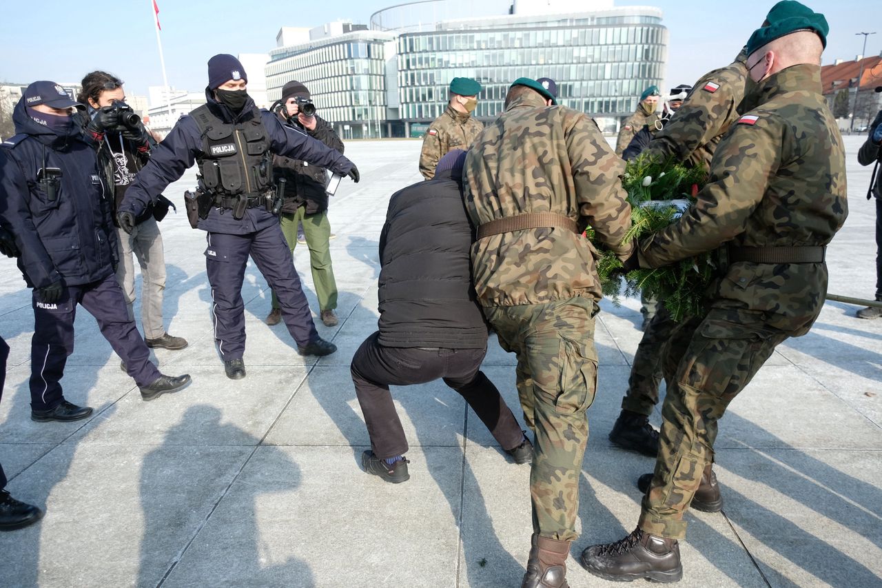 Warszawa. Doszło do szarpaniny z policją i żołnierzami