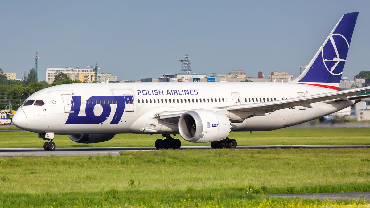 LOT wpisał na czarną listę pasażera, który podczas rejsu z Nowego Jorku oddał mocz na drzwi w Dreamlinerze