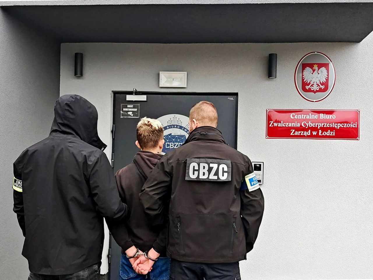 Łódź: Podszywali się pod pracowników banku i okradali ludzi. Nalot cyberpolicji na fałszywe call center