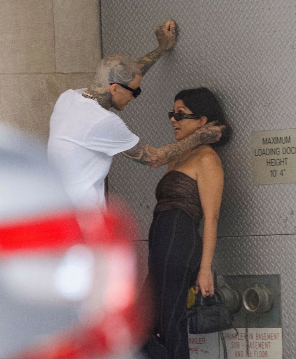 Kourtney Kardashian i Travis Barker obściskują się podczas zakupów