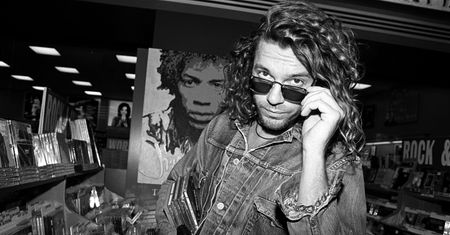 Geniusz w cieniu osobistych tragedii. Tragiczne losy Michaela Hutchence’a