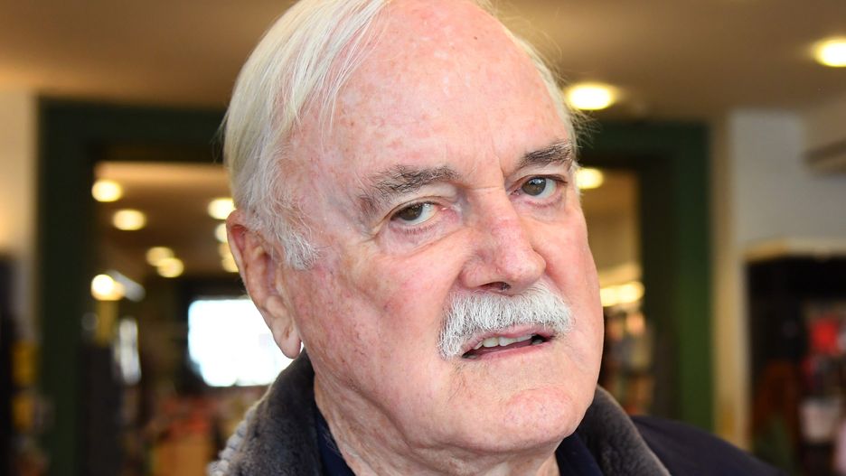 John Cleese w jednym z wywiadów przyznał, że czuje się winny śmierci człowieka