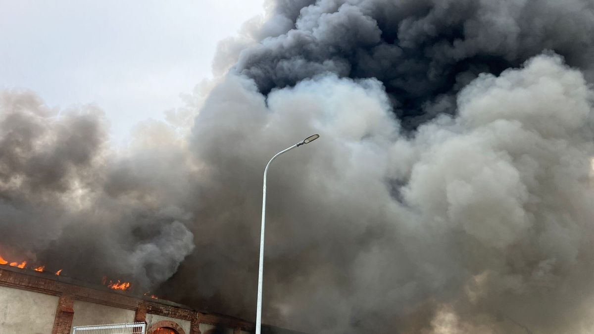 Gdańsk, 05.02.2025. Pożar hali na terenie dawnego przedsiebiorstwa Zakładów Naprawczych Taboru Kolejowego przy ul. Siennickiej w Gdańsku, 5 bm. Do akcji gaszenia pożaru zadysponowano 8 zastępów straży pożarnej. (sko) PAP/KM PSP Gdańsk HANDOUT EDITORIAL USE ONLY NO SALES