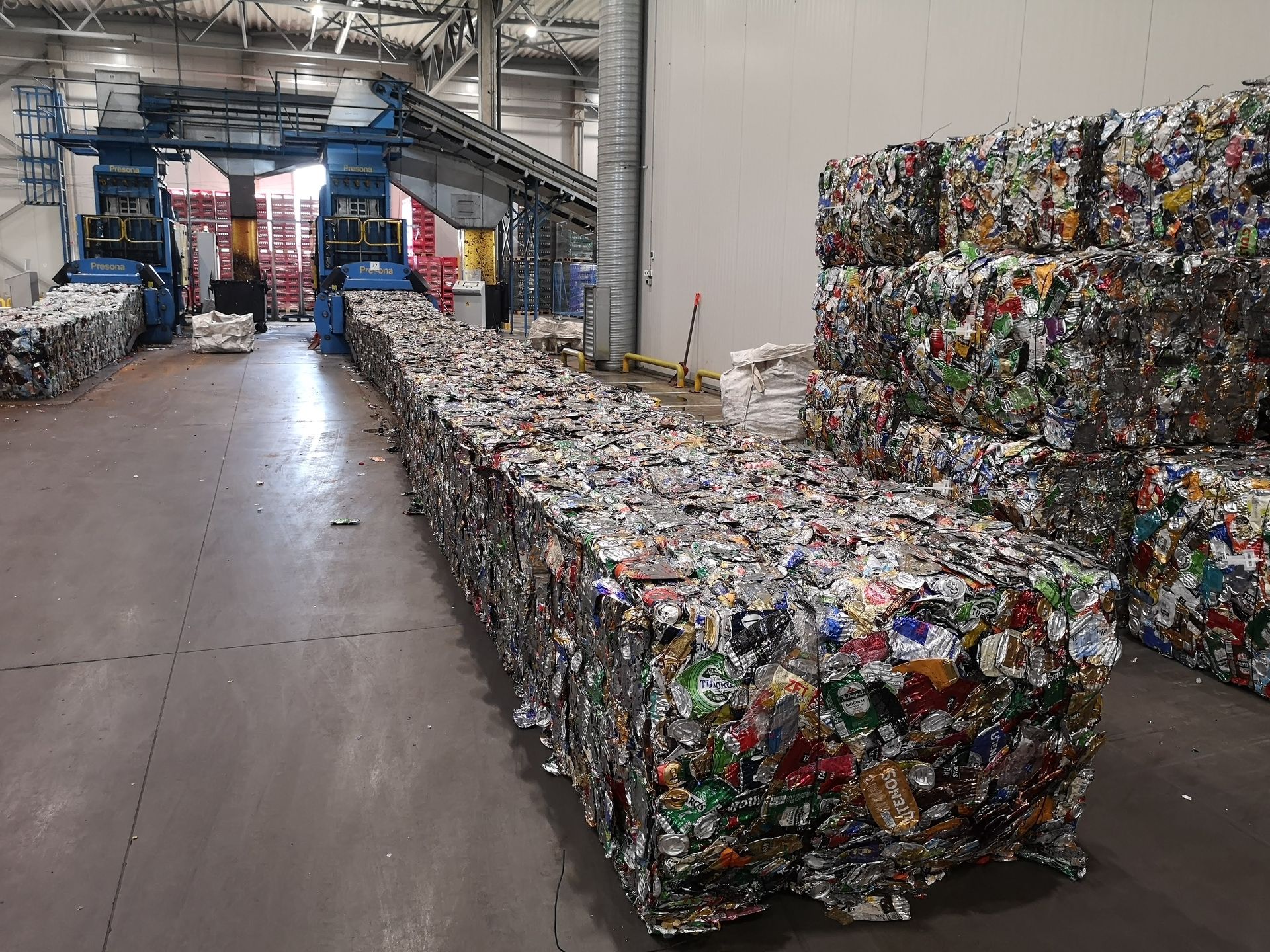 Zgniecione puszki trafią do ponownego przetworzenia 