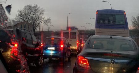 Groźny wypadek koło młyna Krauzego. Zderzyły się dwa samochody, droga zablokowana