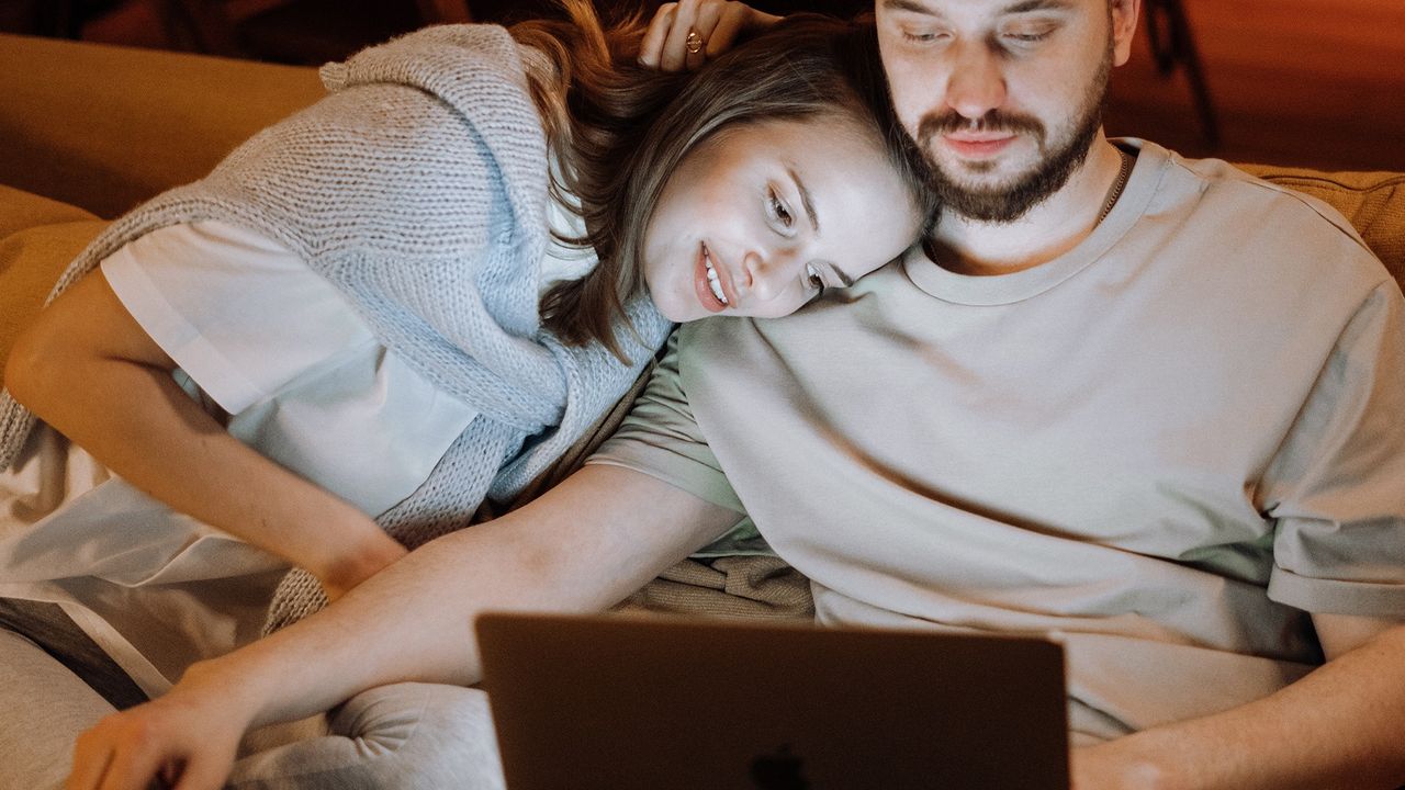 Oglądanie filmu na laptopie