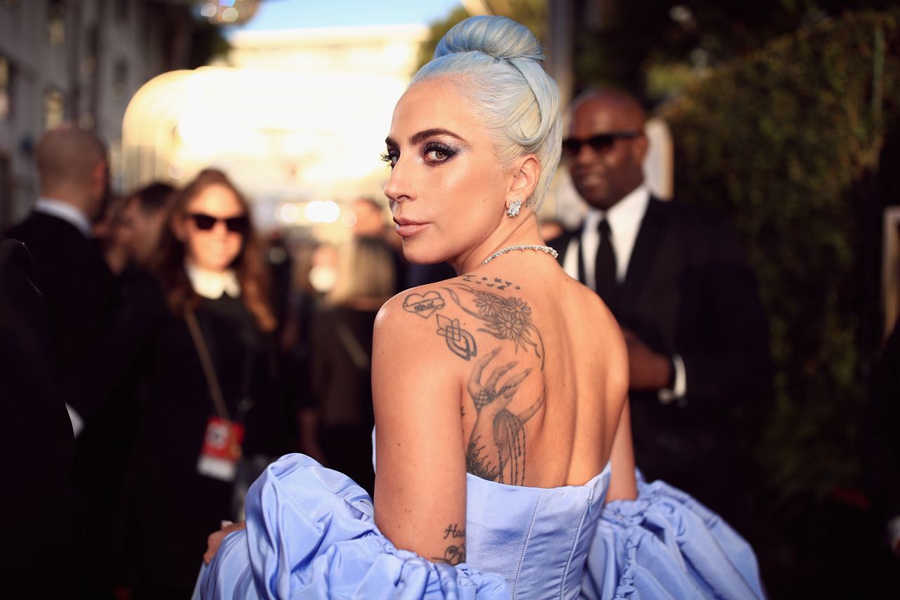 Lady Gaga leży w wannie. Poza nie jest przypadkowa