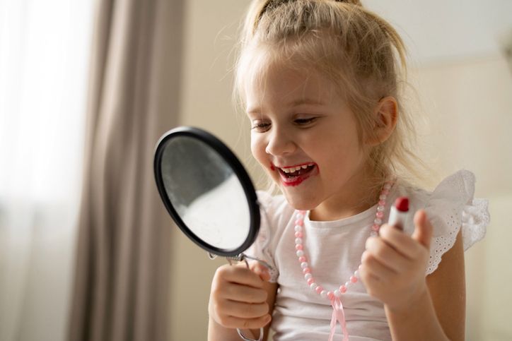 Kosmetyki mamy są bardzo intrygujące dla dzieci