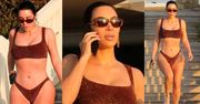 Zamyślona Kim Kardashian W BIKINI wędruje o świcie po plaży w Malibu (ZDJĘCIA)