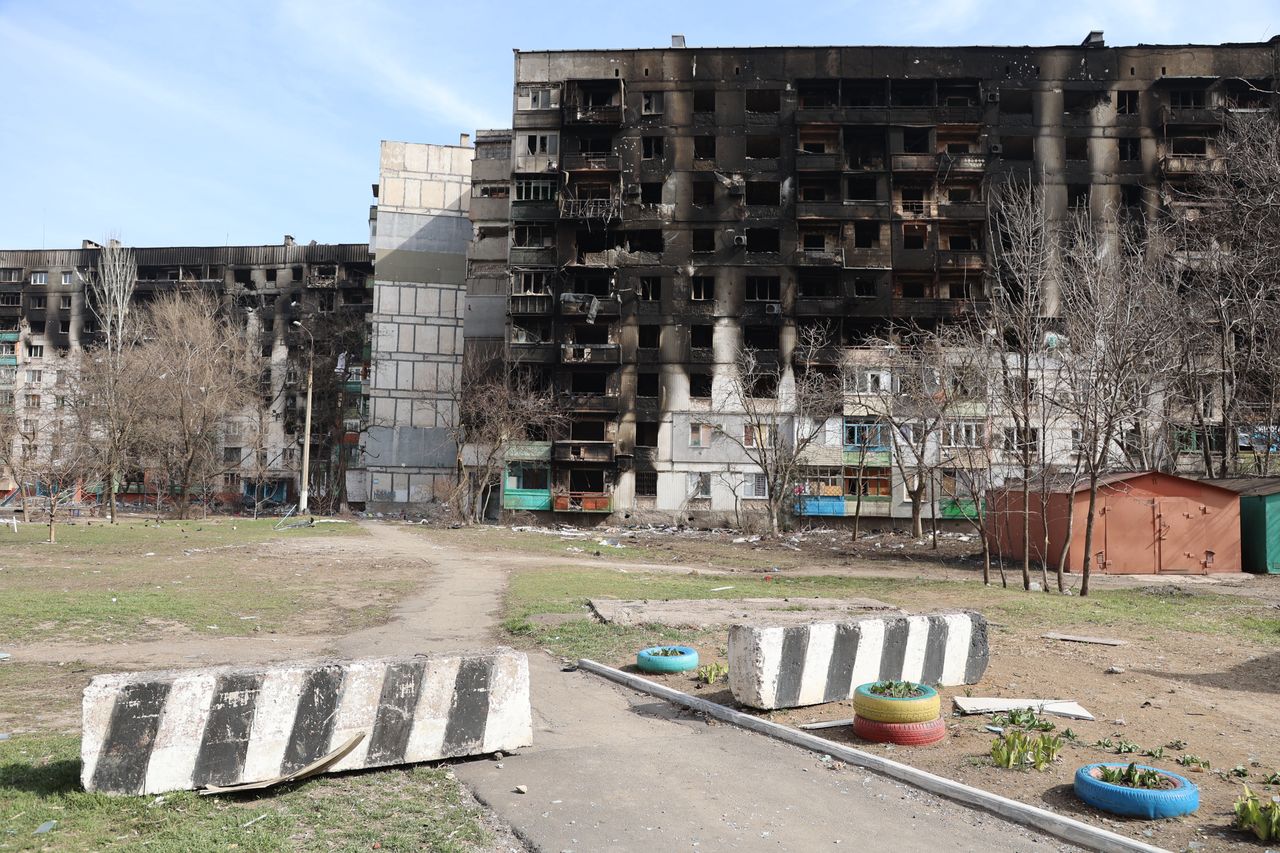 Mariupol. Tu ludzie umierają z głodu, bo wojska Władimira Putina blokują jakiekolwiek dostawy wody i jedzenia dla ludności cywilnej  (Photo by Leon Klein/Anadolu Agency via Getty Images)