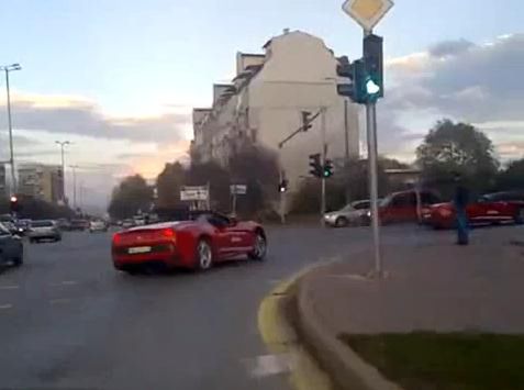 Ferrari California i koparka[wideo]