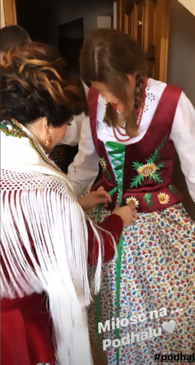 Edyta Górniak tańczy w polu