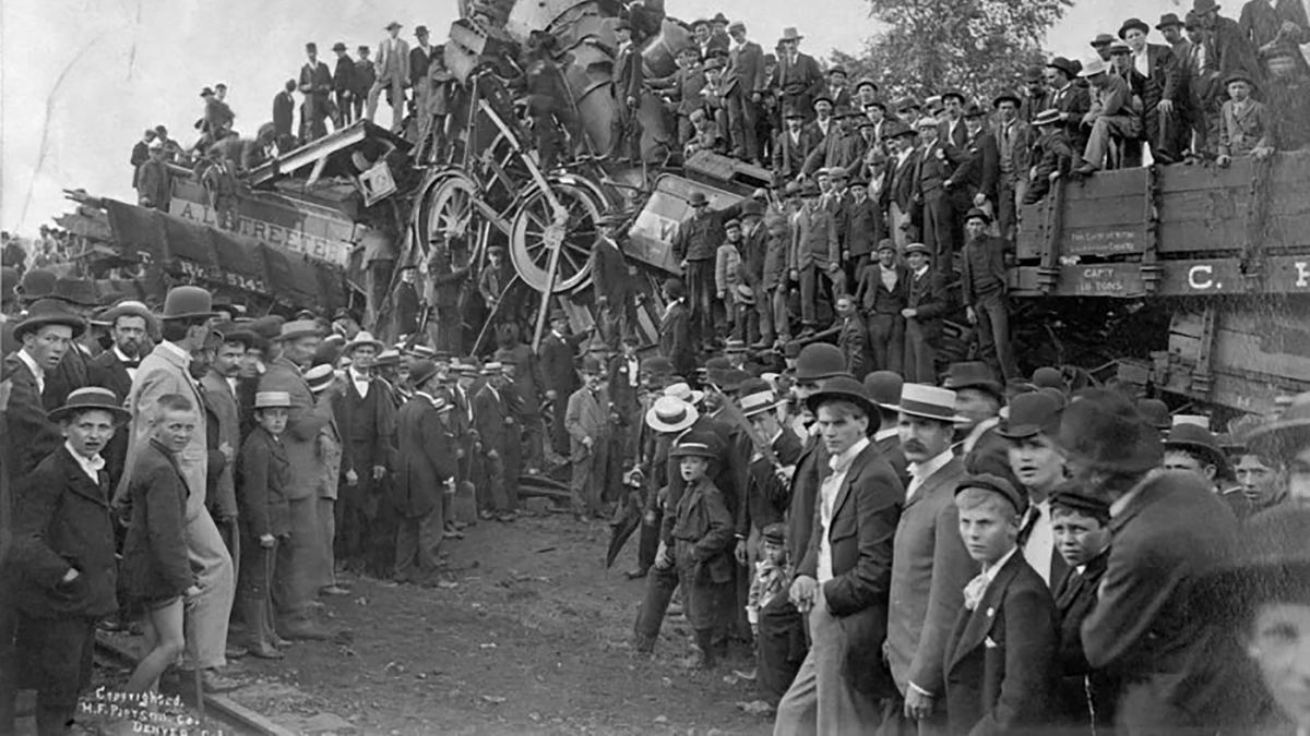 Wypadki kolejowe były kiedyś nie lada rozrywką. Udowadniają to te zdjęcia 1