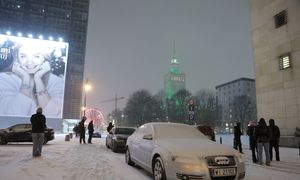 Śnieżyca w Warszawie. Pługoposypywarki wyjechały na ulice