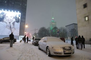 Śnieżyca w Warszawie. Pługoposypywarki wyjechały na ulice