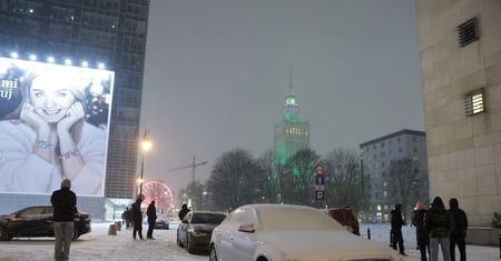 Śnieżyca w Warszawie. Pługoposypywarki wyjechały na ulice
