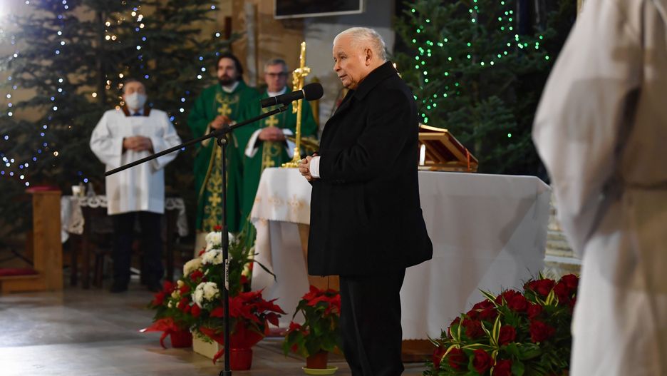 Jarosław Kaczyński na mszy w kościele w Starachowicach 
