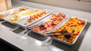 Uważaj na te dania w hotelu. Ekspertka o ryzyku zatrucia