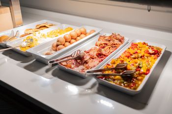 Uważaj na te dania w hotelu. Ekspertka o ryzyku zatrucia