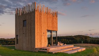 Dom jak kostka słomy w szczerym polu. Kosztował 230 tys. zł