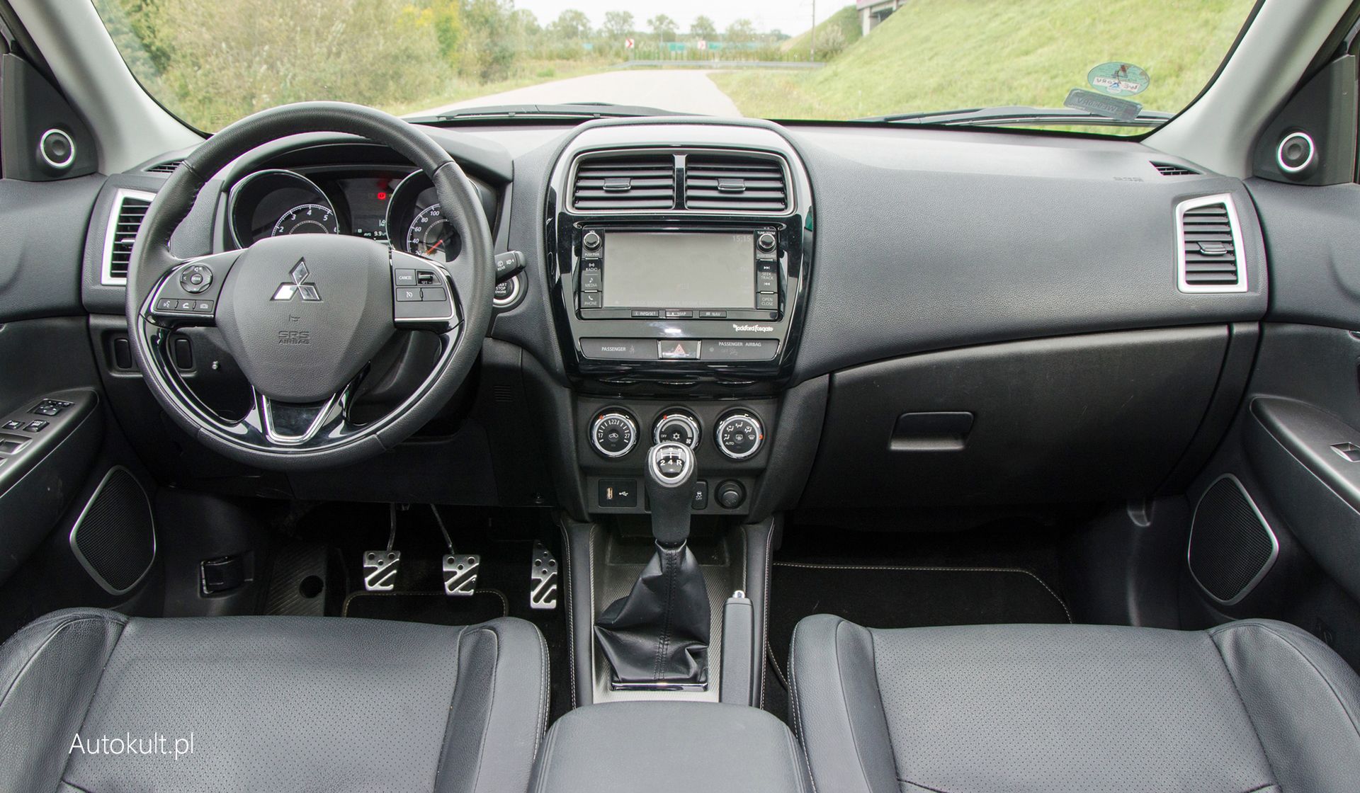 Deska rozdzielcza Mitsubishi ASX jest dobrze wykonana, z całkiem niezłych materiałów.