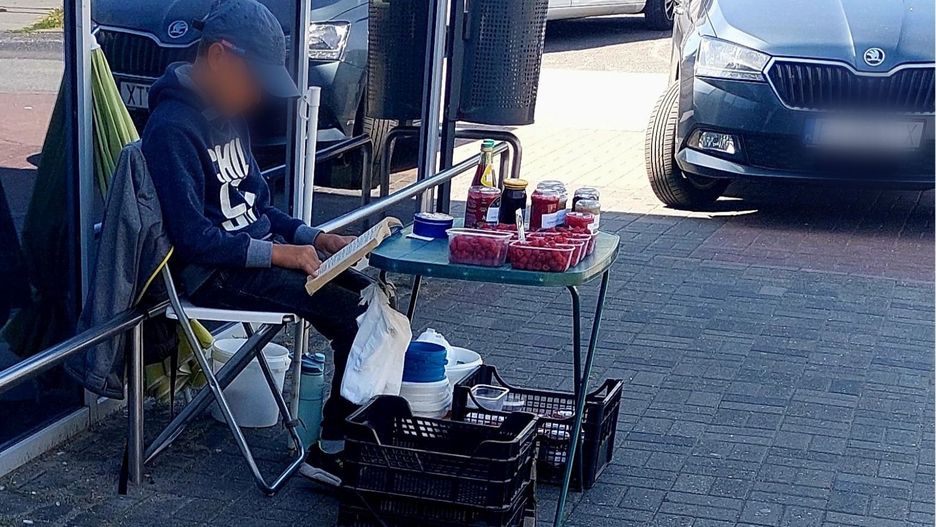 Chłopiec codziennie przy pracy czyta książki