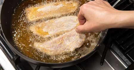 Wujek jest mistrzem w smażeniu ryby. Panierka nie odpada i wychodzi chrupiąca