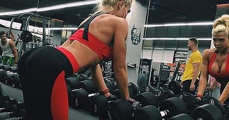 Fit dziewczyny w sportowych stanikach i legginsach